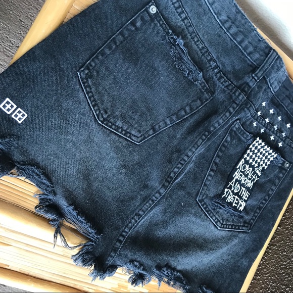 ✨SOLD✨ KSUBI MINI SKIRT - Picture 2 of 4